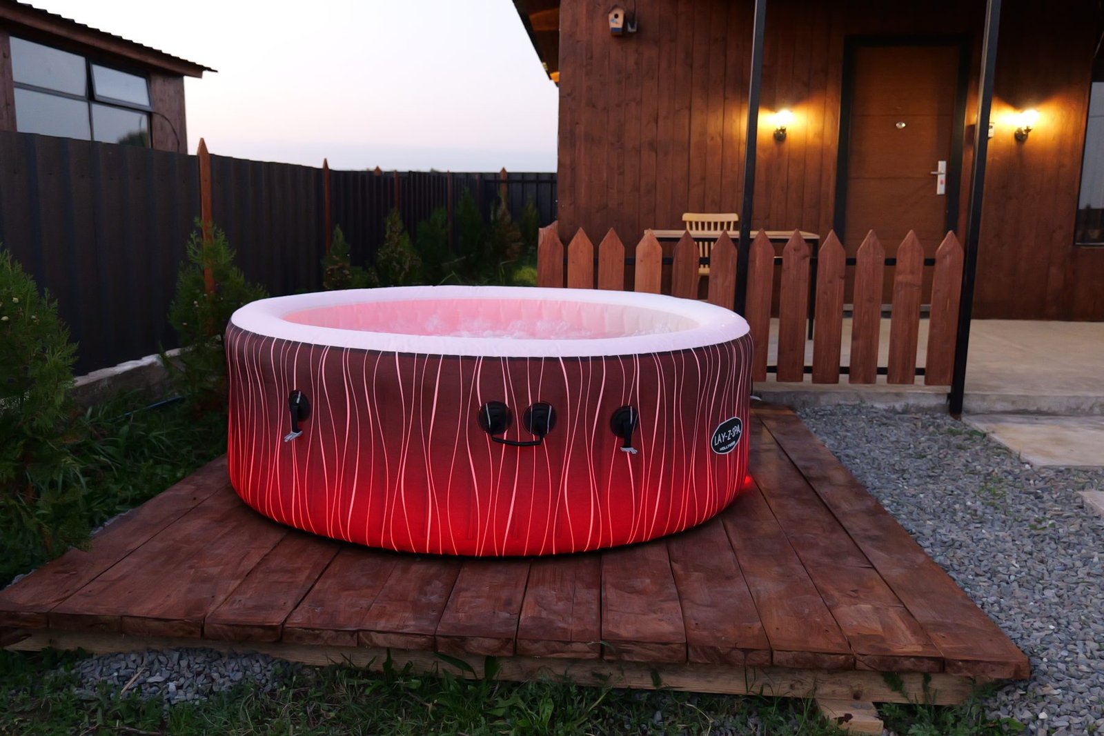 Приватный двор с джакузи у домика Sky Cabins Ranch рядом с Тбилиси