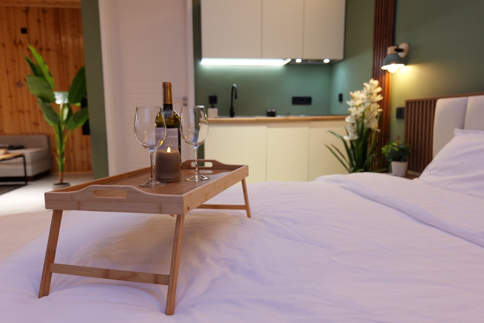 Романтический интерьер домика с бокалами вина в Sky Cabins Ranch рядом с Тбилиси